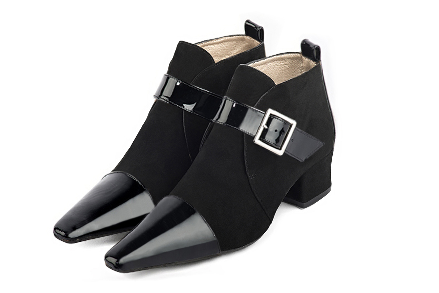 Gloss black women's ankle boots with buckles at the front. Tapered toe. Low kitten heels. Front view - Florence KOOIJMAN